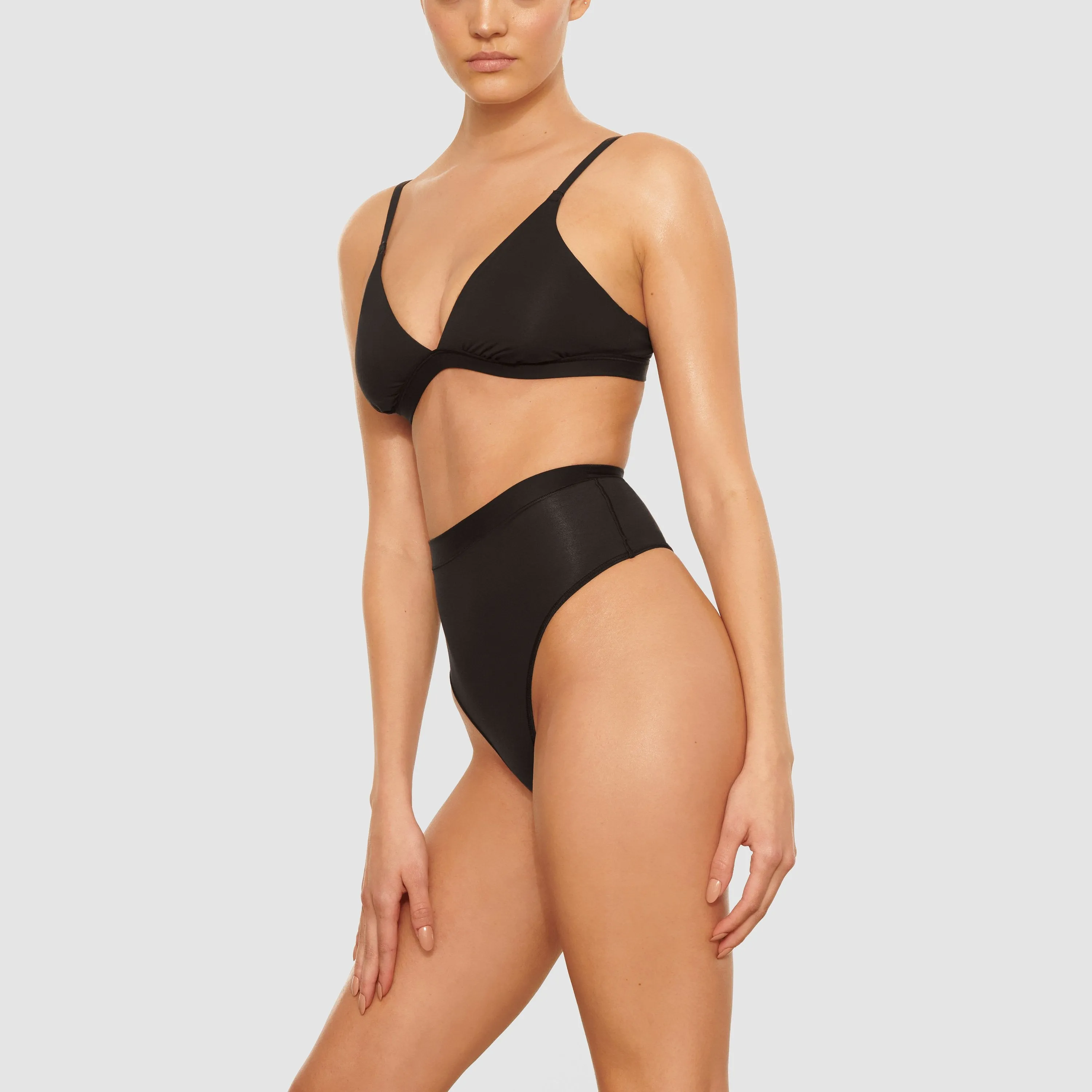 BODY BASICS TRIANGLE BRALETTE | ONYX